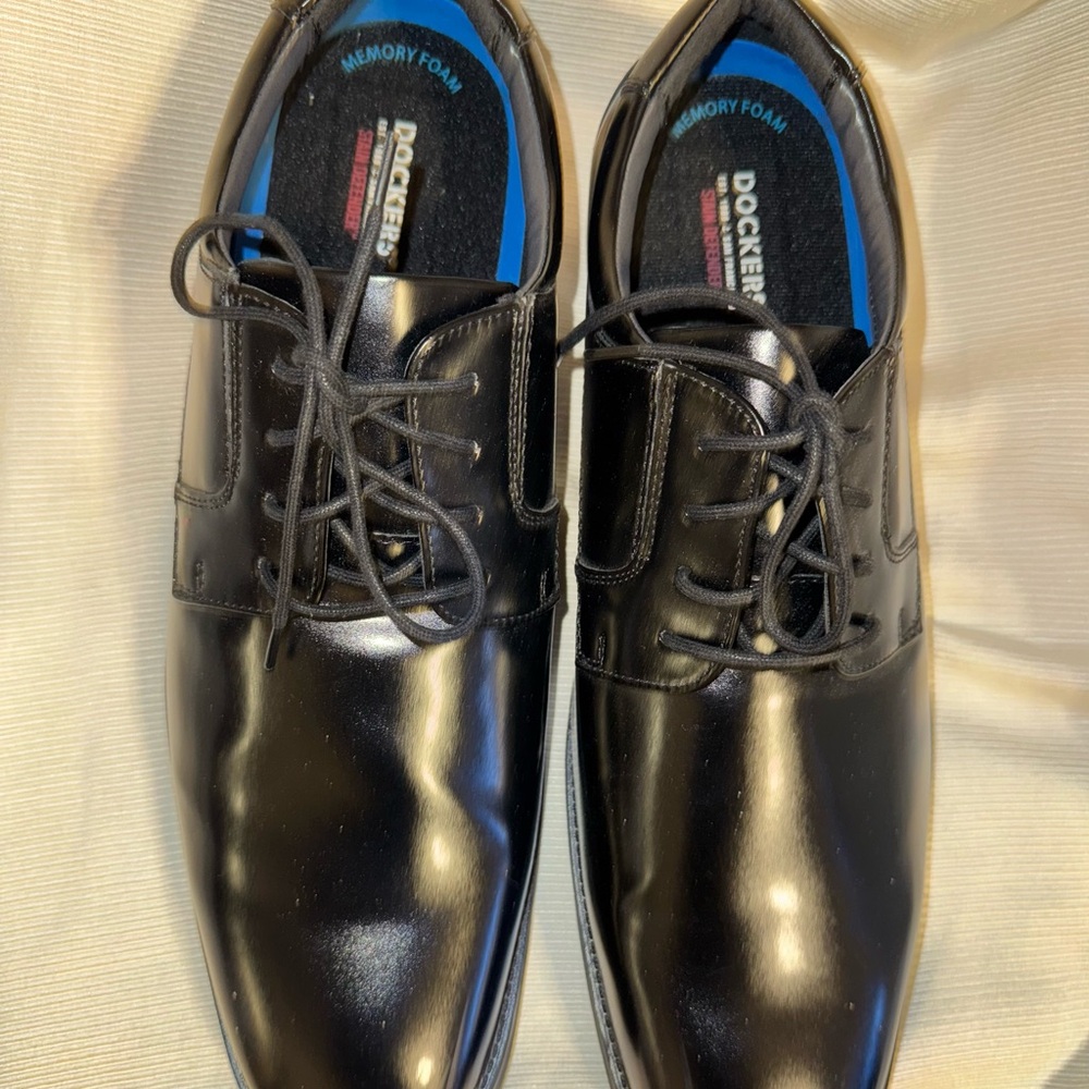 Dockers Men's Shiny Black Oxfords
Stain Defender